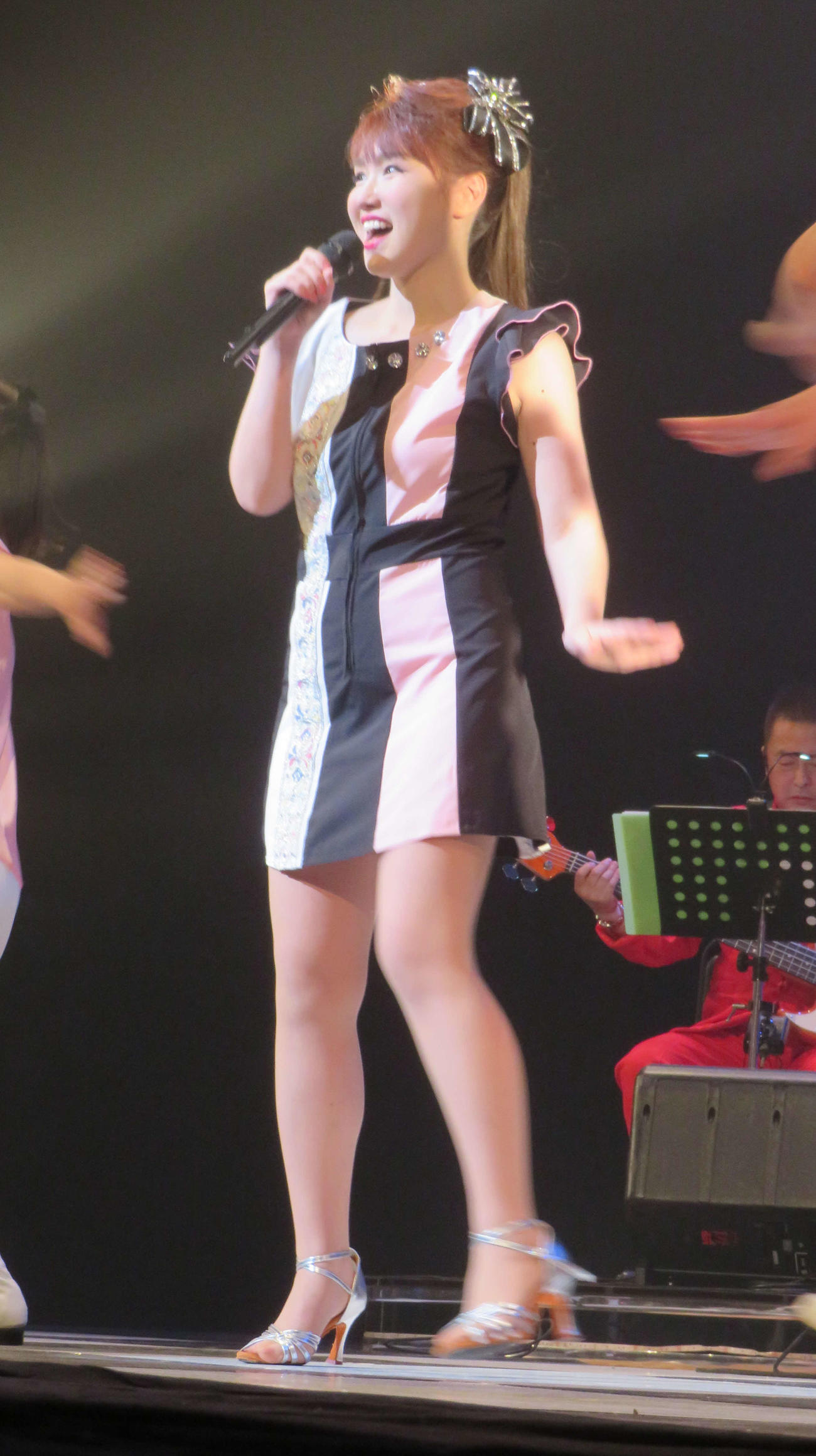 ライブを行った大沢桃子