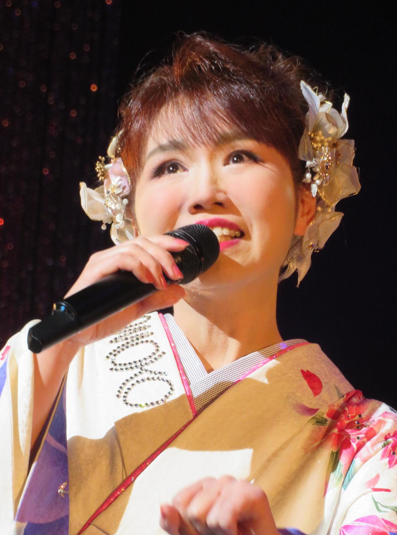 ライブを行った大沢桃子