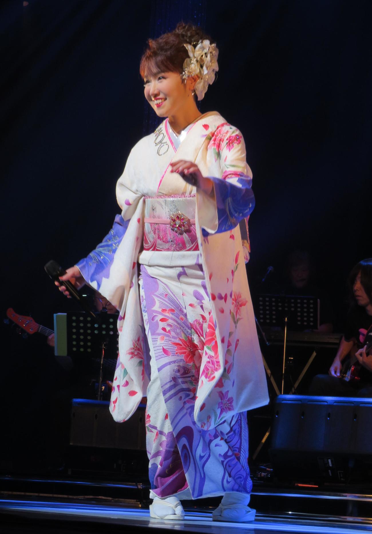 ライブを行った大沢桃子