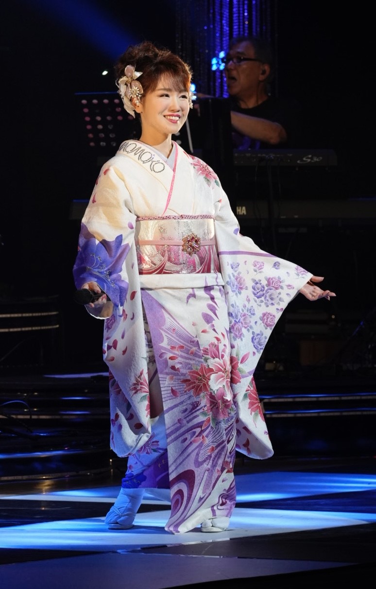 ライブを行った大沢桃子