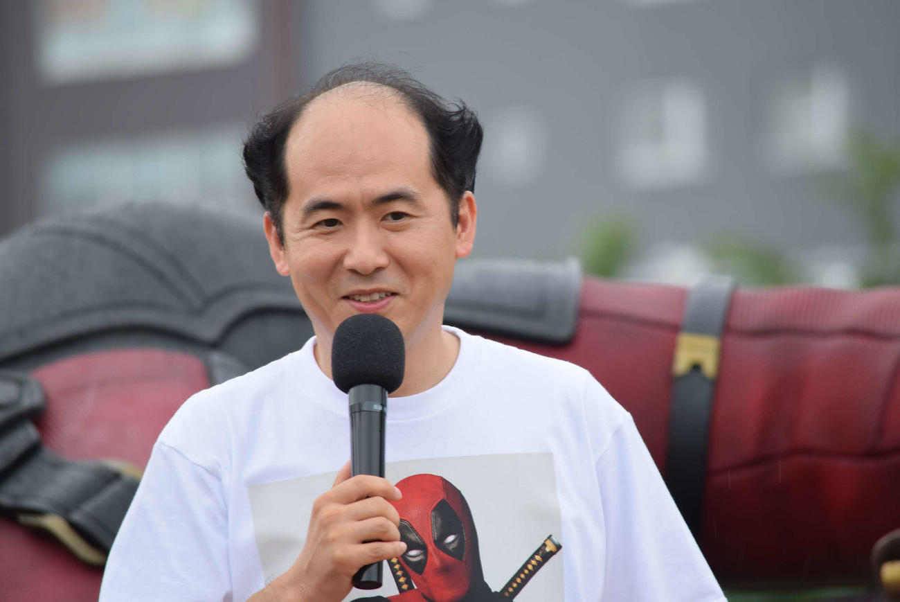 ウルヴァリンヘアで登場したトレンディエンジェル斎藤司（撮影・阪口孝志）