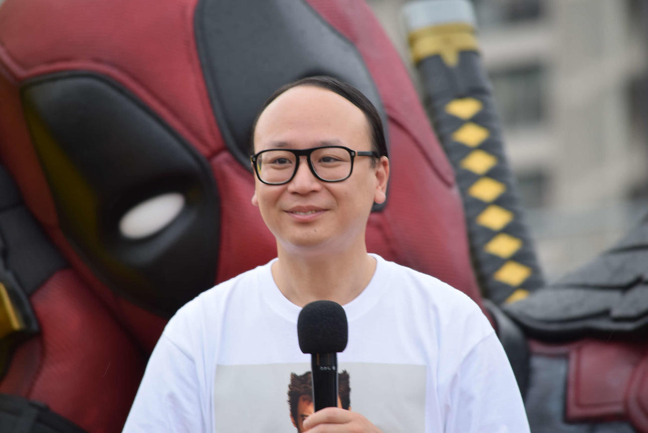 映画「デッドプール＆ウルヴァリン」の「デップートラック」出発式に登場したトレンディエンジェルたかし（撮影・阪口孝志）