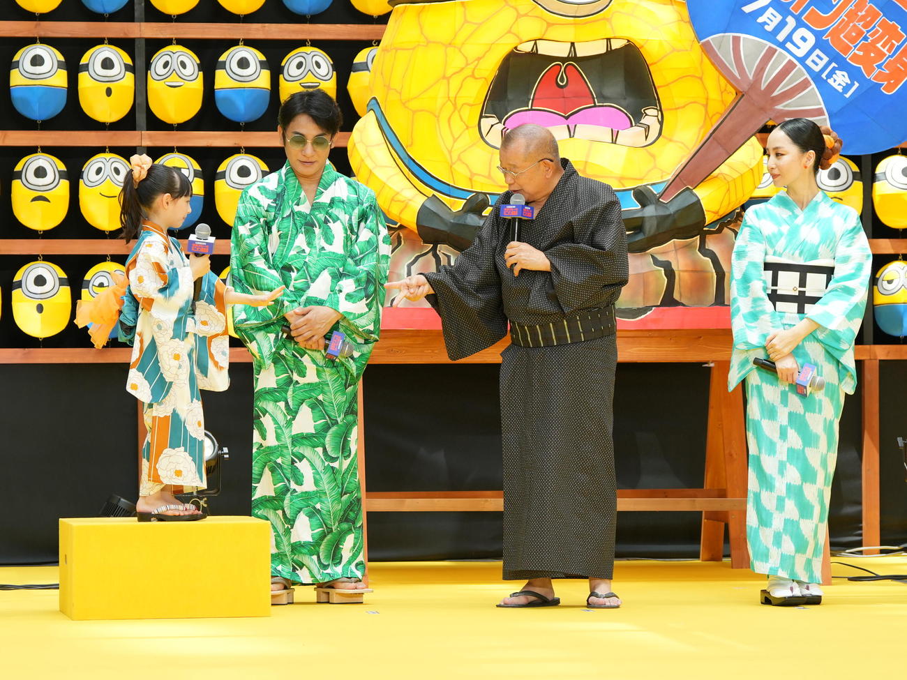 「怪盗グルーのミニオン超変身」超夏祭りイベントで児玉すみれ（左）とじゃんけんする笑福亭鶴瓶。左2人目から片岡愛之助、1人おいて中島美嘉（撮影・小沢裕）