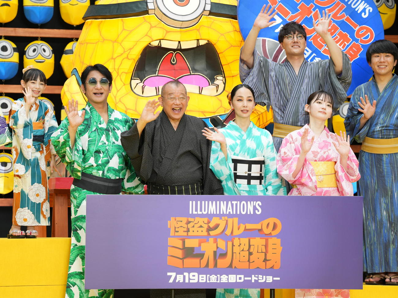 「怪盗グルーのミニオン超変身」超夏祭りイベントに臨む、左から児玉すみれ、片岡愛之助、笑福亭鶴瓶、中島美嘉、山田杏奈、ハナコの後列左から菊田竜大、秋山寛貴（撮影・小沢裕）