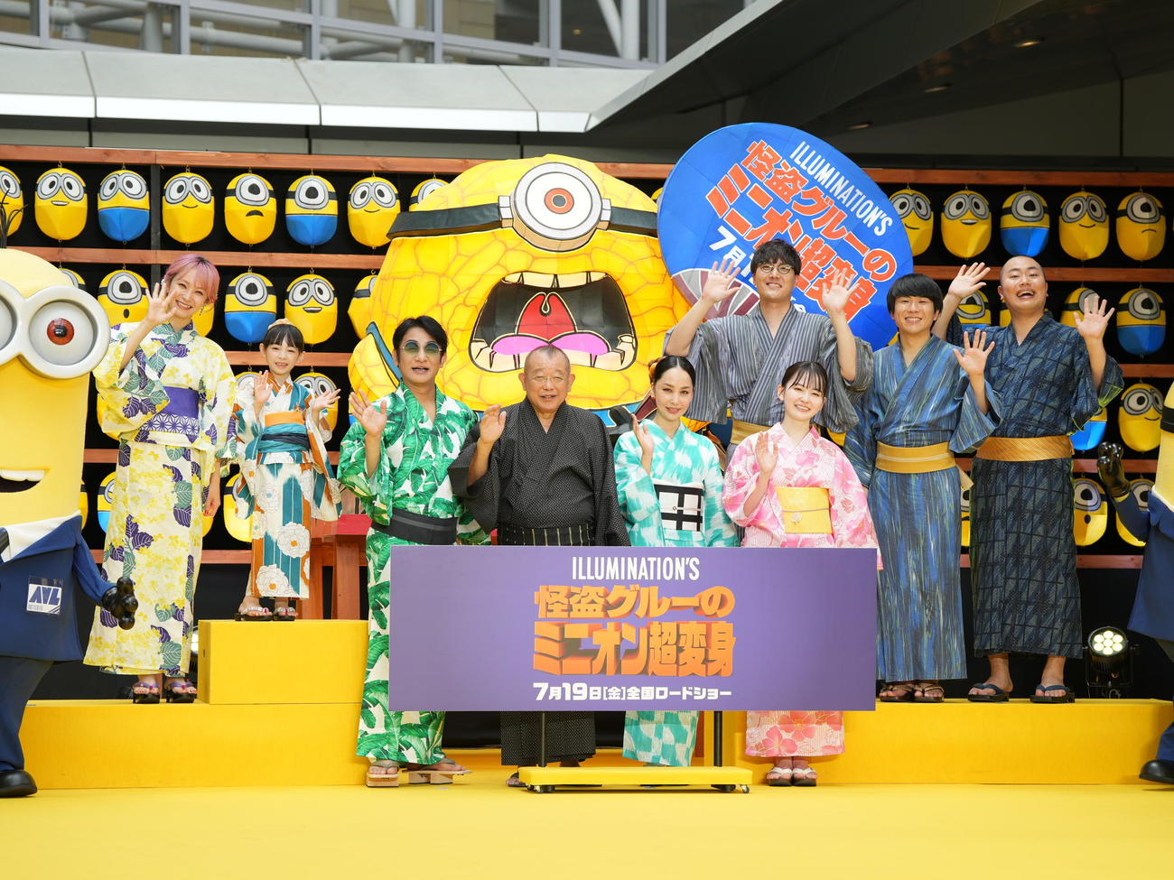 「怪盗グルーのミニオン超変身」超夏祭りイベントに臨む、左からLiSA、児玉すみれ、片岡愛之助、笑福亭鶴瓶、中島美嘉、山田杏奈、ハナコの後列左から菊田竜大、秋山寛貴、岡部大（撮影・小沢裕）