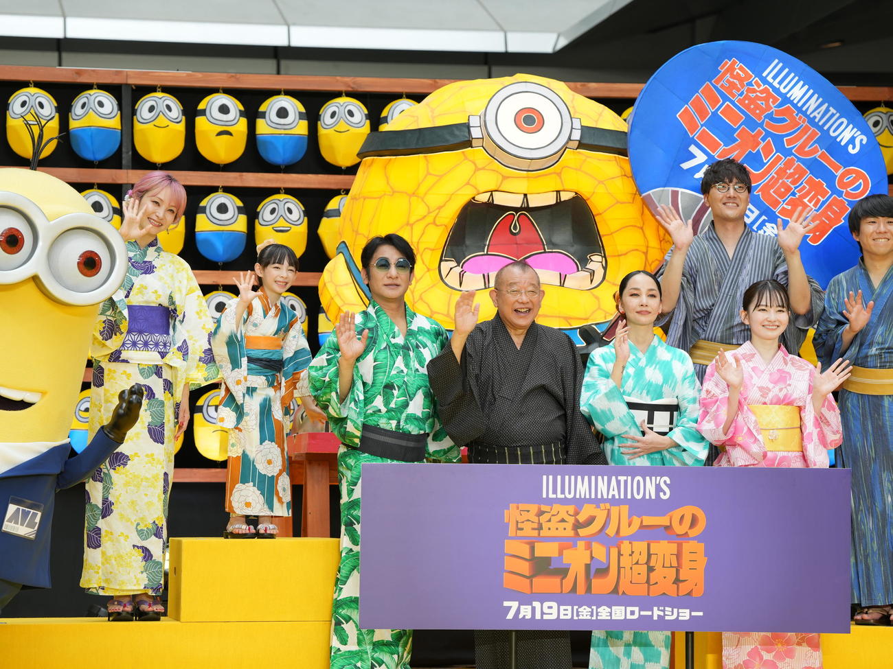 「怪盗グルーのミニオン超変身」超夏祭りイベントに臨む、左からLiSA、児玉すみれ、片岡愛之助、笑福亭鶴瓶、中島美嘉、山田杏奈、ハナコの後列左から菊田竜大、秋山寛貴（撮影・小沢裕）