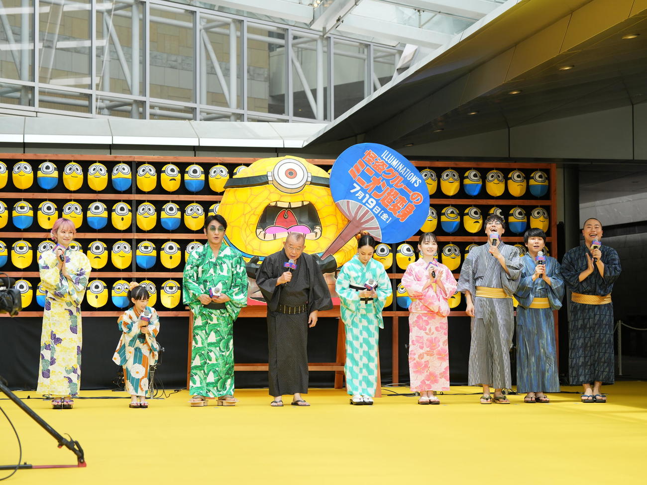 「怪盗グルーのミニオン超変身」超夏祭りイベントに臨む、左からLiSA、児玉すみれ、片岡愛之助、笑福亭鶴瓶、中島美嘉、山田杏奈、ハナコ菊田竜大、ハナコ秋山寛貴、ハナコ岡部大（撮影・小沢裕）