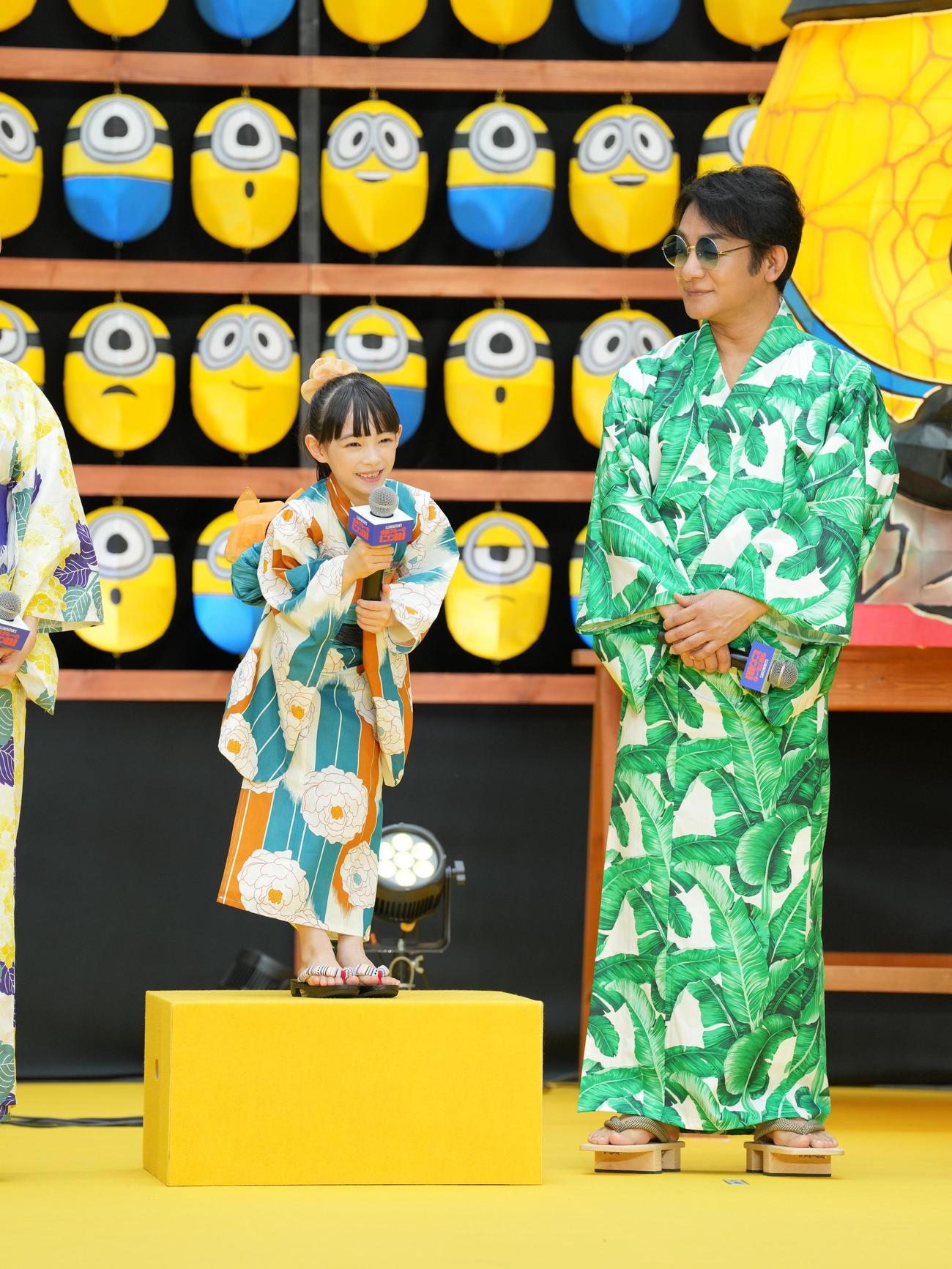 「怪盗グルーのミニオン超変身」超夏祭りイベントに臨む児玉すみれ。右は片岡愛之助（撮影・小沢裕）