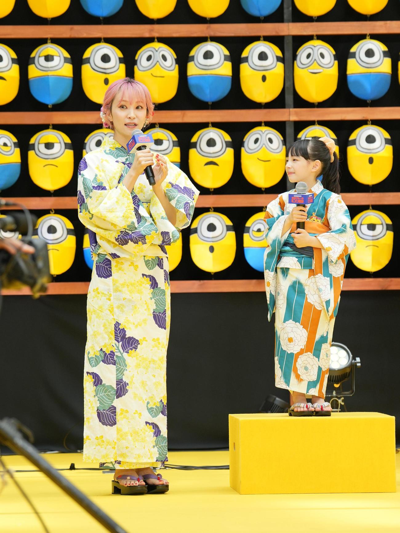 「怪盗グルーのミニオン超変身」超夏祭りイベントに臨む、左からLiSA。右は児玉すみれ（撮影・小沢裕）
