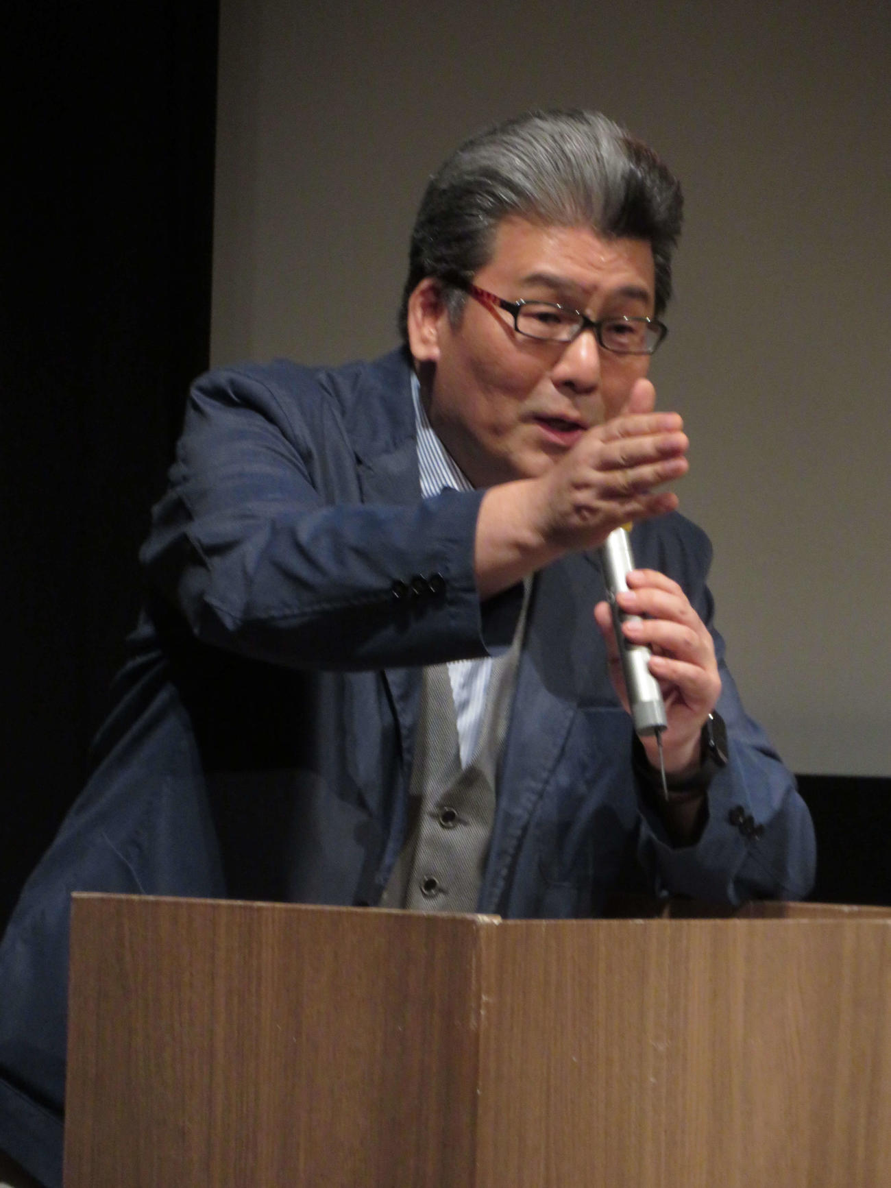 FODオリジナルドラマ「REAL恋愛殺人捜査班」完成発表会で司会を務めた軽部真一アナウンサー