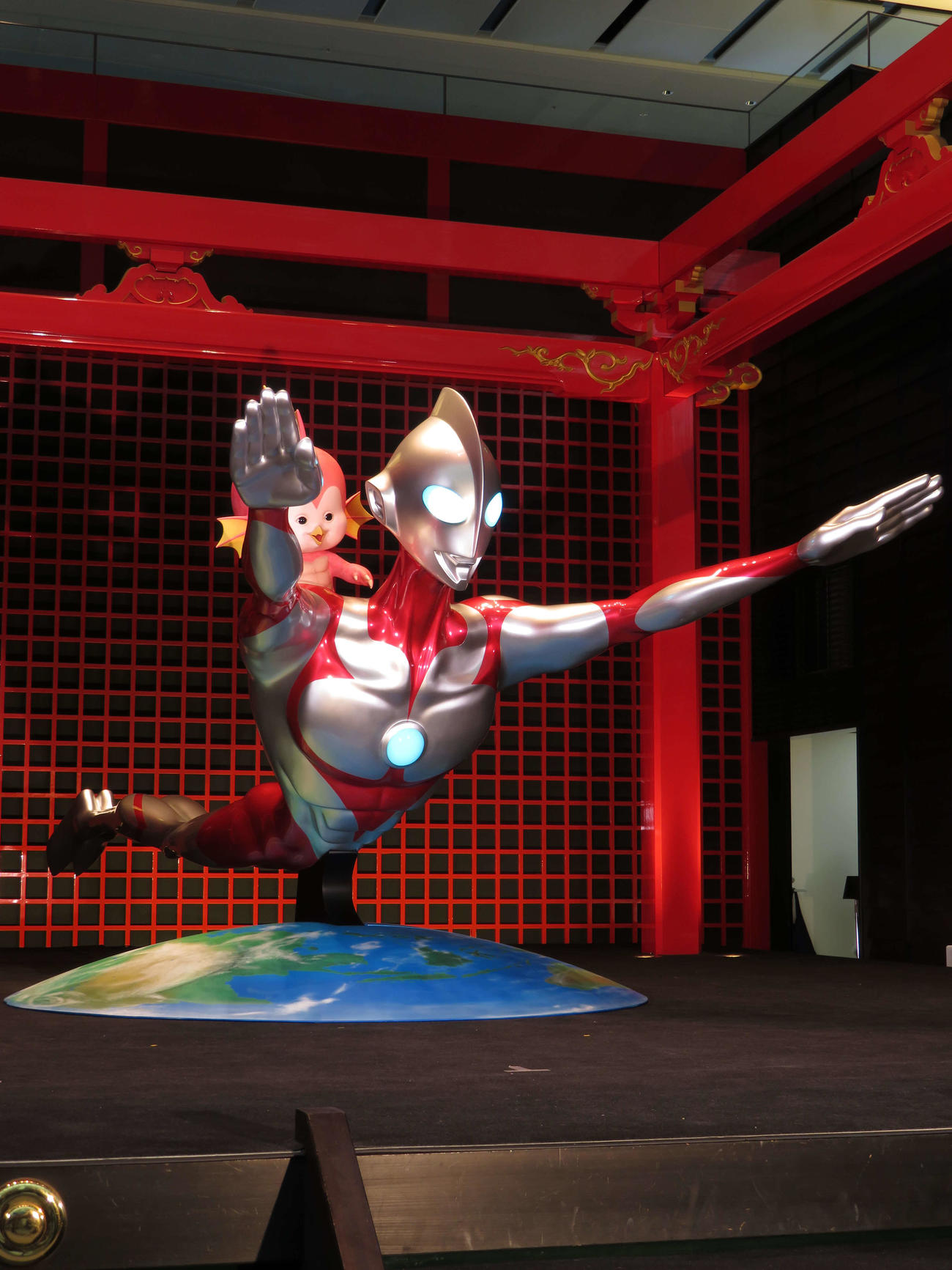 Netflix映画「Ultraman: Rising」大ヒット記念イベントで公開された全長4・3mのウルトラマン飛行像