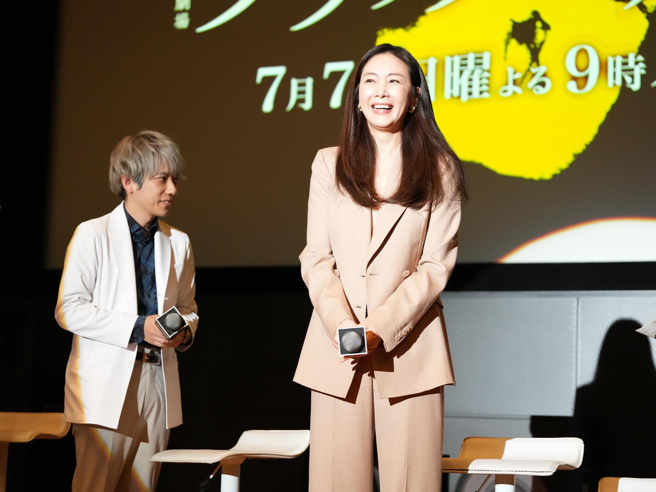 TBS系ドラマ日曜劇場「ブラックペアン　シーズン2」第1話プレミアム試写会＆舞台あいさつでシークレットゲストとして登場したチェ・ジウ。左は二宮和也（撮影・小沢裕）