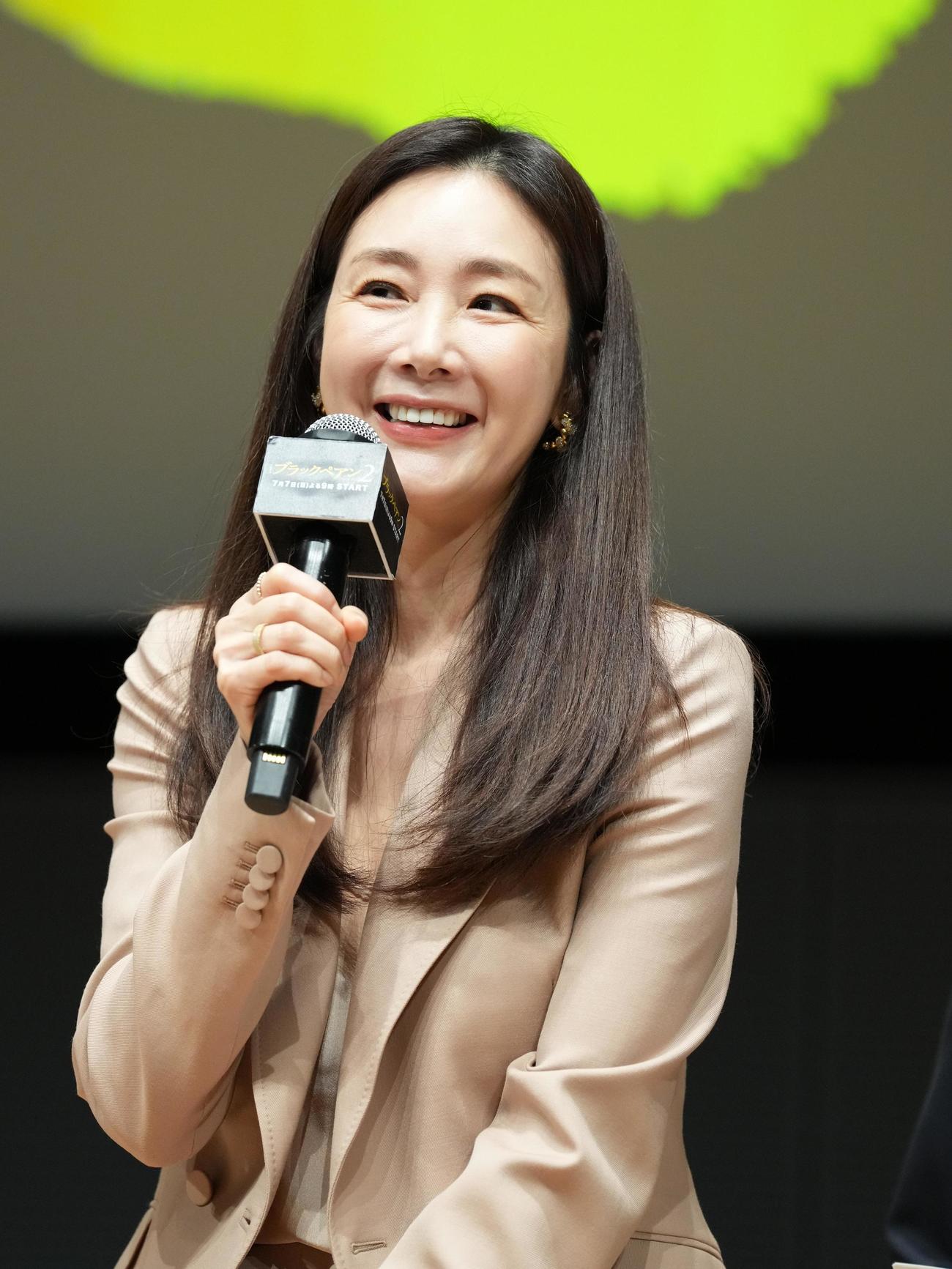 TBS系ドラマ日曜劇場「ブラックペアン　シーズン2」第1話プレミアム試写会＆舞台あいさつでシークレットゲストとして登場したチェ・ジウ（撮影・小沢裕）