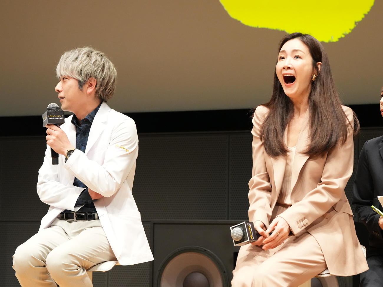 TBS系ドラマ日曜劇場「ブラックペアン　シーズン2」第1話プレミアム試写会＆舞台あいさつでシークレットゲストとして登場したチェ・ジウ（右）は二宮和也から「かわいい」と言われ笑顔を見せる（撮影・小沢裕）