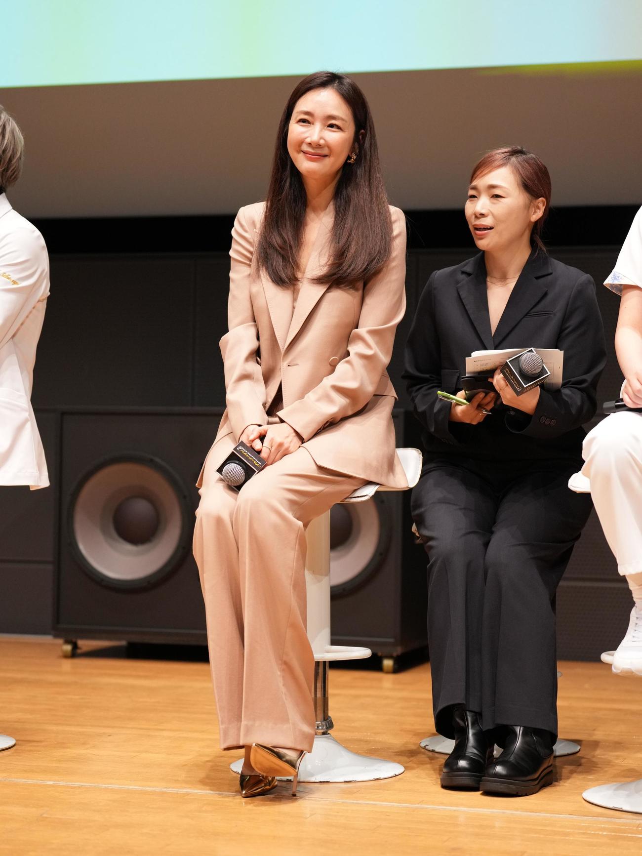 TBS系ドラマ日曜劇場「ブラックペアン　シーズン2」第1話プレミアム試写会＆舞台あいさつでシークレットゲストとして登場したチェ・ジウ（撮影・小沢裕）