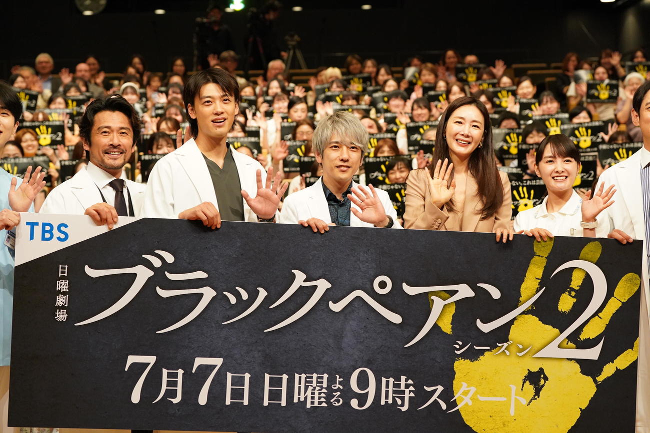 TBS系ドラマ日曜劇場「ブラックペアン　シーズン2」第1話プレミアム試写会＆舞台あいさつに臨む、左から内野聖陽、竹内涼真、二宮和也、チェ・ジウ、葵わかな（撮影・小沢裕）