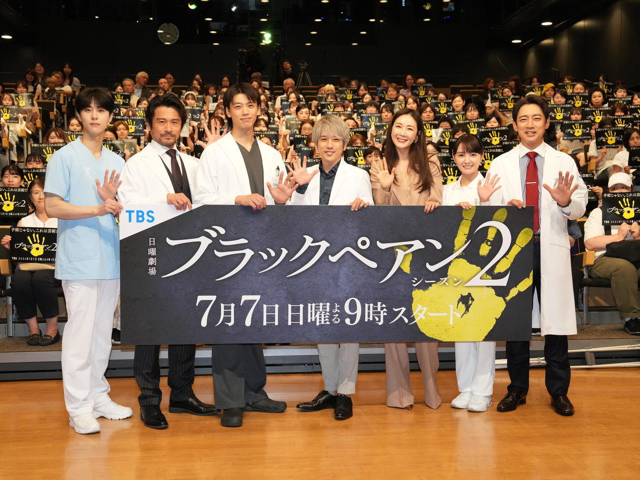 TBS系ドラマ日曜劇場「ブラックペアン　シーズン2」第1話プレミアム試写会＆舞台あいさつに臨む、左からキム・ムジュン、内野聖陽、竹内涼真、二宮和也、チェ・ジウ、葵わかな、小泉孝太郎（撮影・小沢裕）