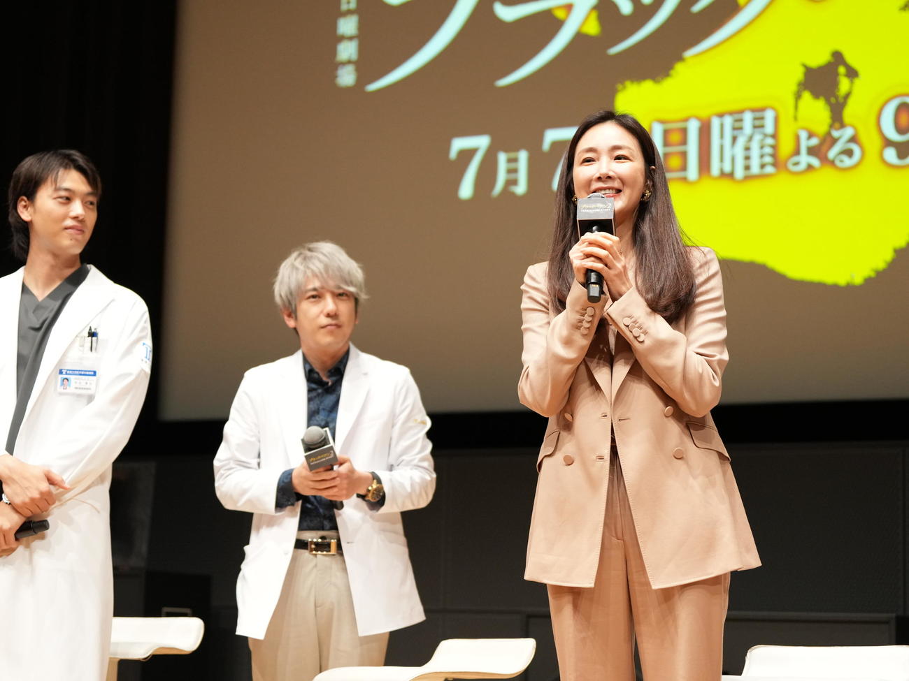 TBS系ドラマ日曜劇場「ブラックペアン　シーズン2」第1話プレミアム試写会＆舞台あいさつでシークレットゲストとして登場したチェ・ジウ（右）。左から竹内涼真、二宮和也＝2024年7月2日