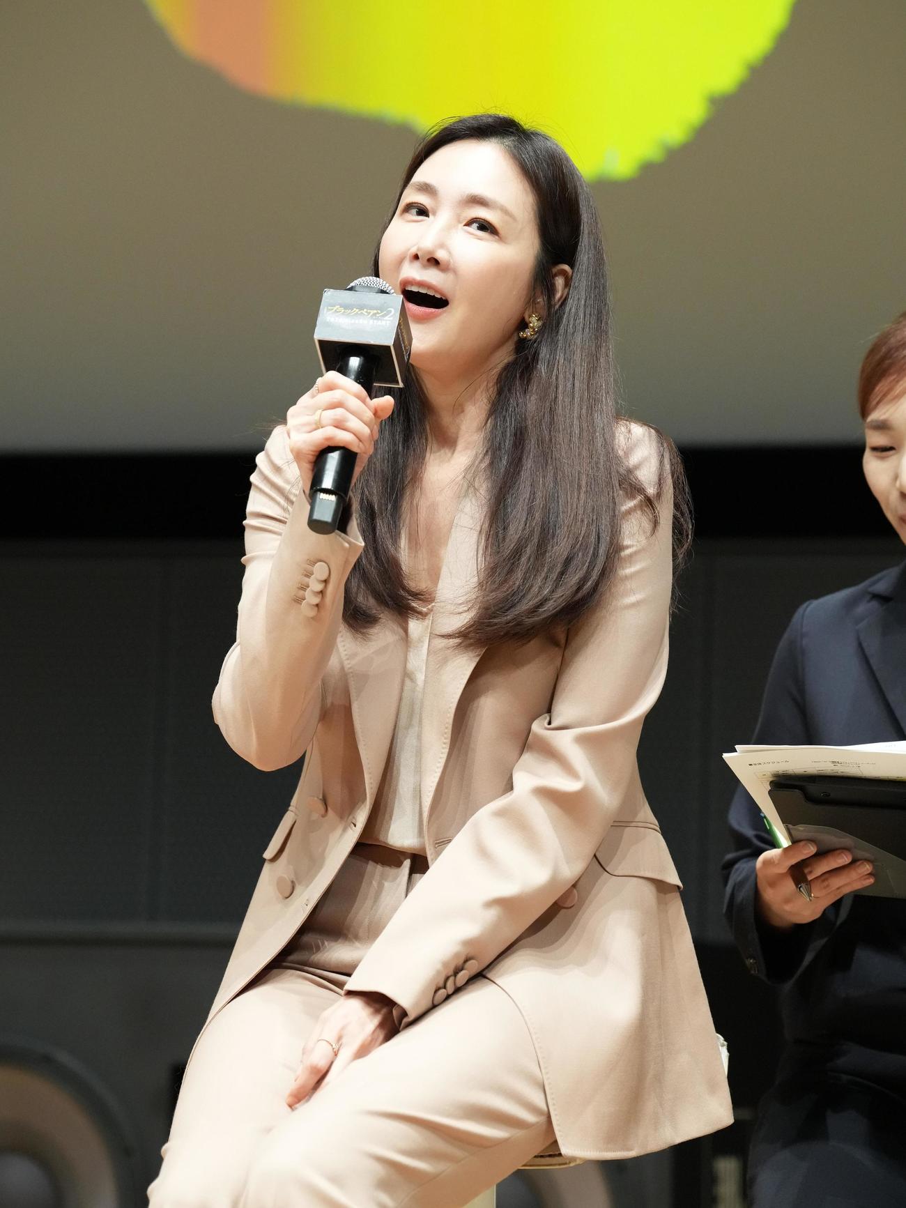 TBS系ドラマ日曜劇場「ブラックペアン　シーズン2」第1話プレミアム試写会＆舞台あいさつでシークレットゲストとして登場したチェ・ジウ（撮影・小沢裕）