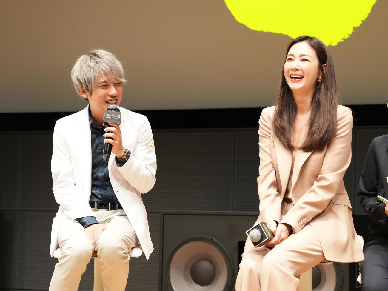 TBS系ドラマ日曜劇場「ブラックペアン　シーズン2」第1話プレミアム試写会＆舞台あいさつに臨む二宮和也（左）とチェ・ジウ（撮影・小沢裕）