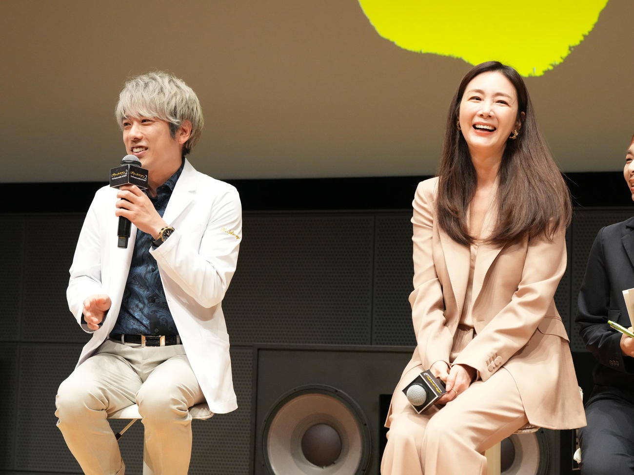 TBS系ドラマ日曜劇場「ブラックペアン　シーズン2」第1話プレミアム試写会＆舞台あいさつに臨む二宮和也（左）とチェ・ジウ（撮影・小沢裕）