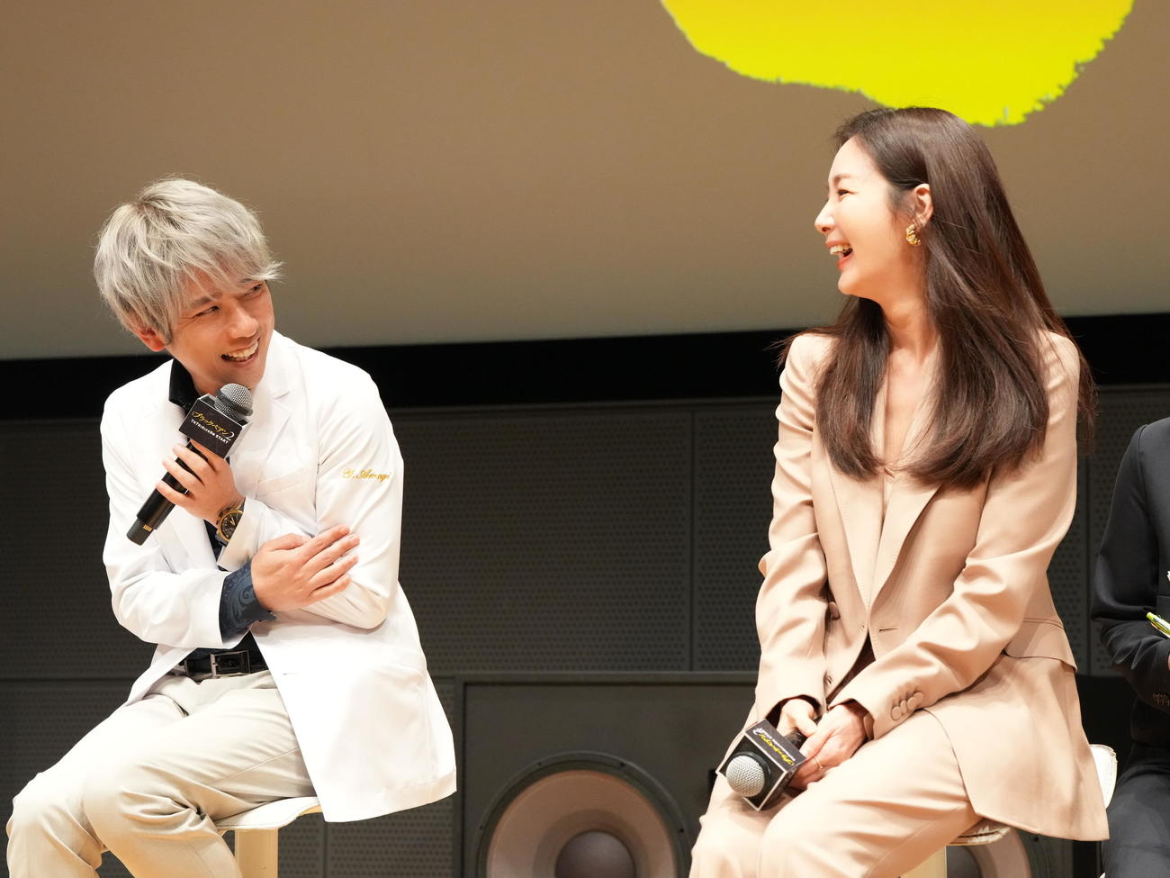 TBS系ドラマ日曜劇場「ブラックペアン　シーズン2」第1話プレミアム試写会＆舞台あいさつに臨む二宮和也（左）とシークレットゲストのチェ・ジウ（撮影・小沢裕）