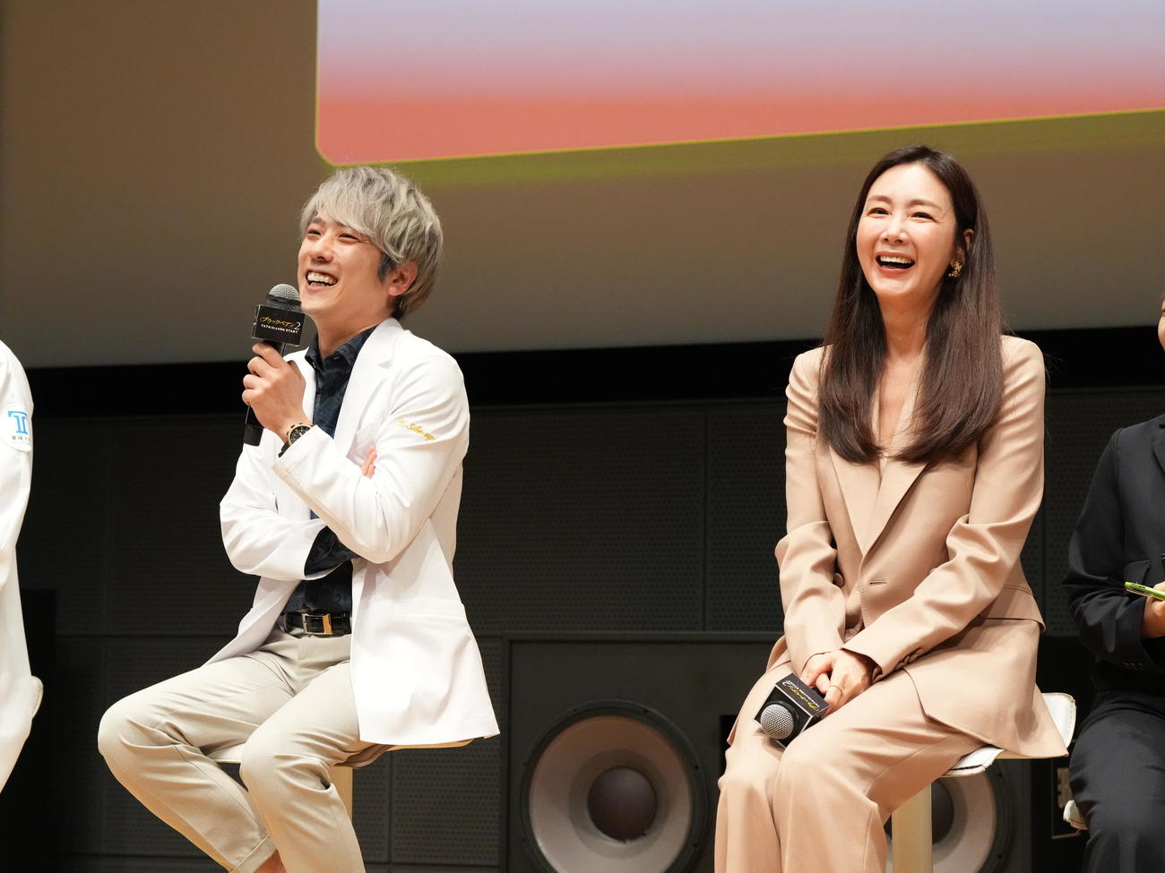 TBS系ドラマ日曜劇場「ブラックペアン　シーズン2」第1話プレミアム試写会＆舞台あいさつに臨む二宮和也（左）とシークレットゲストのチェ・ジウ（撮影・小沢裕）