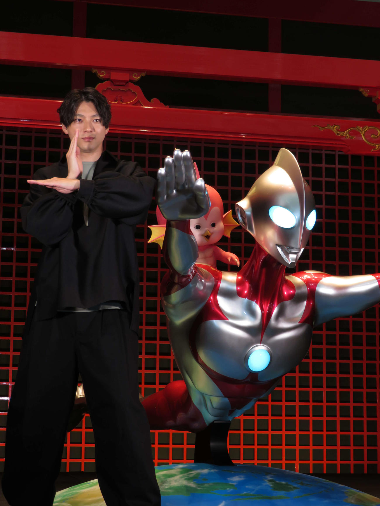Netflix映画「Ultraman: Rising」大ヒット記念イベントに出席し、シュワッチポーズを取る山田裕貴