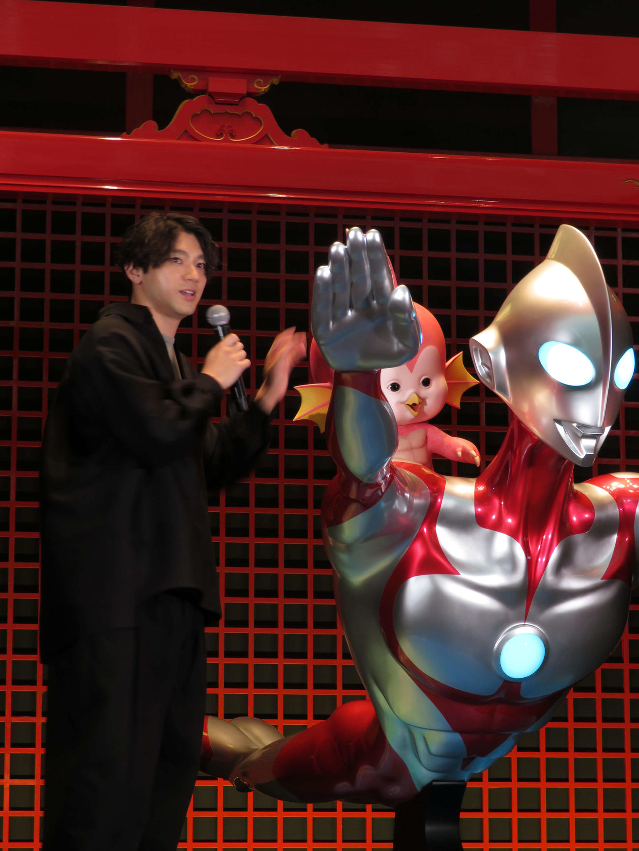 Netflix映画「Ultraman: Rising」大ヒット記念イベントに出席し、ウルトラマン像によろこぶ山田裕貴