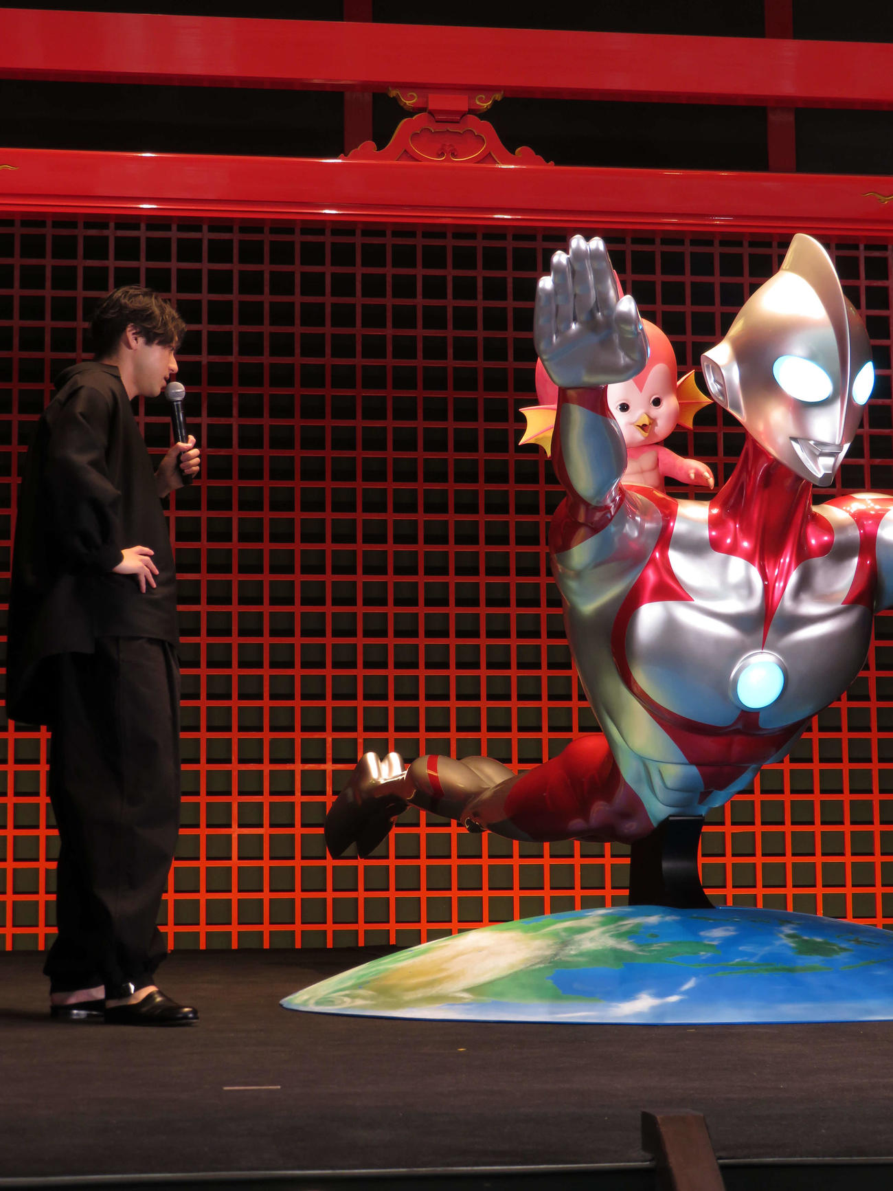Netflix映画「Ultraman: Rising」大ヒット記念イベントに出席し、ウルトラマンの飛行像にほれぼれする山田裕貴