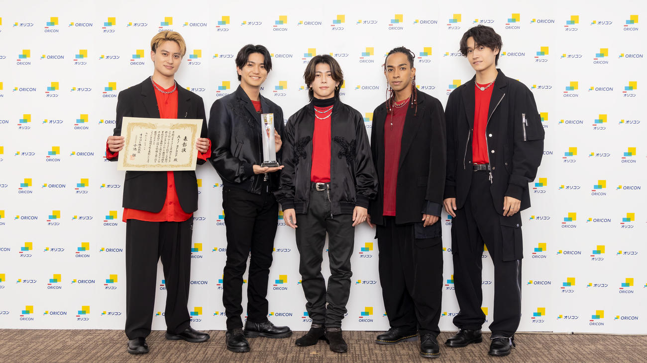 今年のオリコン上半期アーティスト別セールス部門で新人ランキング1位となったAぇ！group。左から小島健、正門良規、末澤誠也、草間リチャード敬太、佐野晶哉