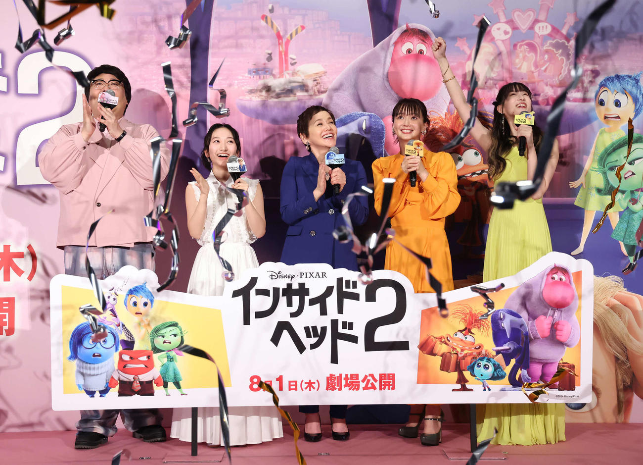 映画「インサイド・ヘッド2」吹き替え版完成披露舞台あいさつで写真に納まる、左からマヂカルラブリー村上、横溝菜帆、大竹しのぶ、多部未華子、小清水亜美（撮影・丹羽敏通）