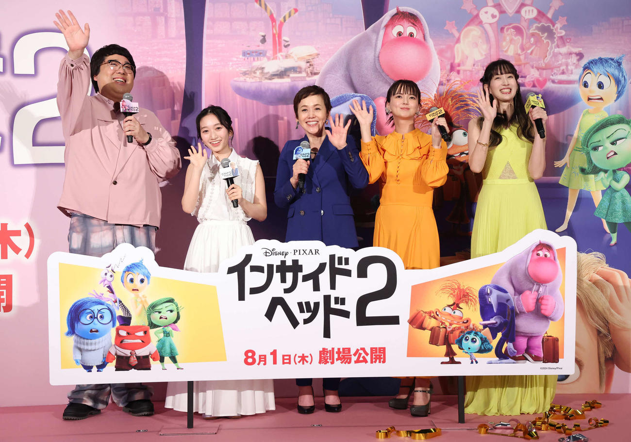 映画「インサイド・ヘッド2」吹き替え版完成披露舞台あいさつで写真に納まる、左からマヂカルラブリー村上、横溝菜帆、大竹しのぶ、多部未華子、小清水亜美（撮影・丹羽敏通）