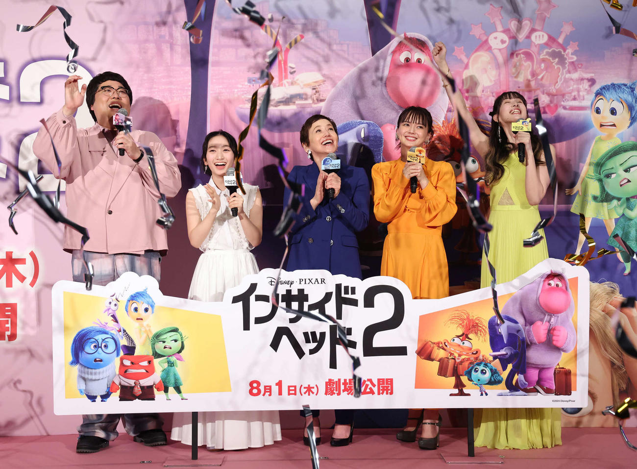 映画「インサイド・ヘッド2」吹き替え版完成披露舞台あいさつで写真に納まる、左からマヂカルラブリー村上、横溝菜帆、大竹しのぶ、多部未華子、小清水亜美（撮影・丹羽敏通）