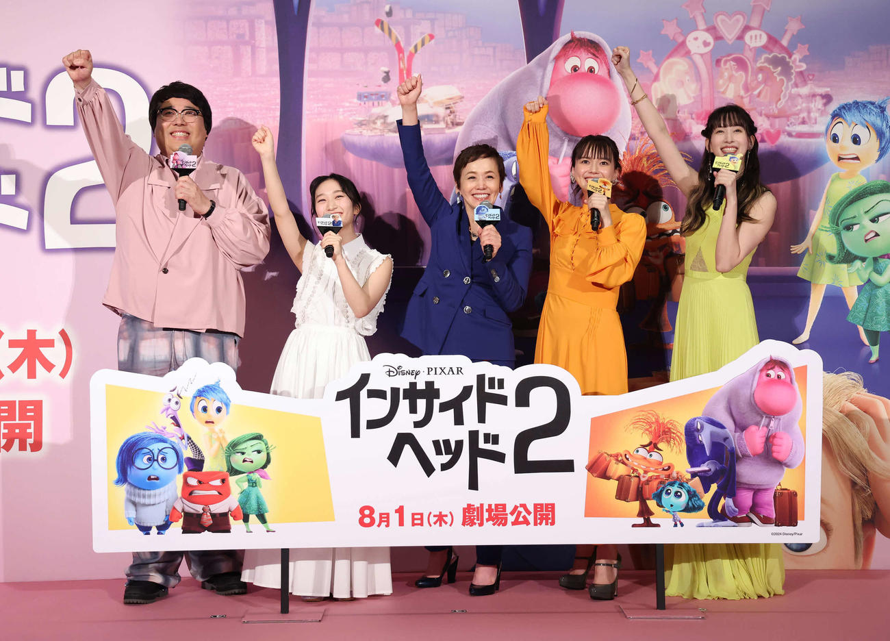 映画「インサイド・ヘッド2」吹き替え版完成披露舞台あいさつで写真に納まる、左からマヂカルラブリー村上、横溝菜帆、大竹しのぶ、多部未華子、小清水亜美（撮影・丹羽敏通）