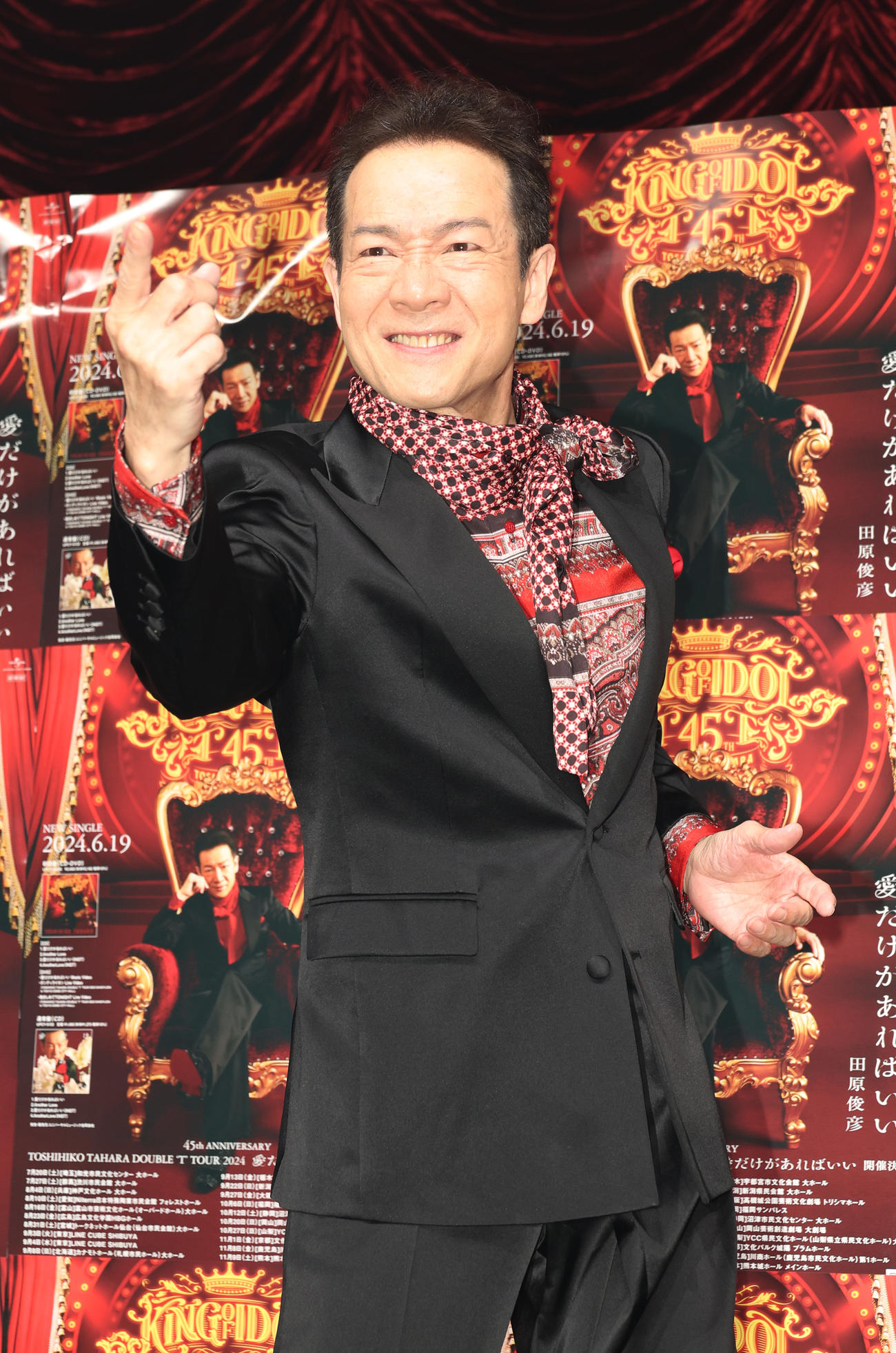 「愛だけがあればいい」リリースパーティーの会見でさまざまなパフォーマンスを披露する田原俊彦（2024年6月30日撮影）