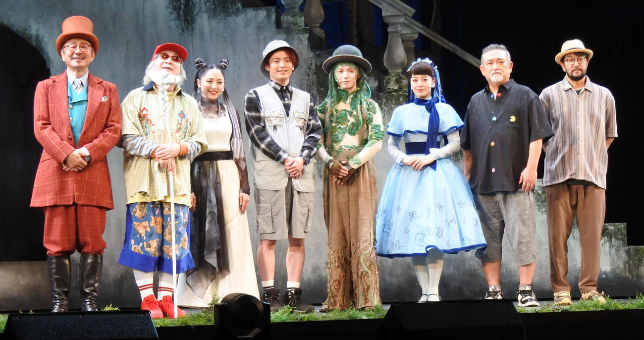 ミュージカル「ダブリンの鐘つきカビ人間」の出演者と関係者。左から松尾貴史、中村梅雀、加藤梨里香、吉澤閑也、七五三掛龍也、伊原六花、後藤ひろひと氏、ウォーリー木下氏（撮影・中島正好）