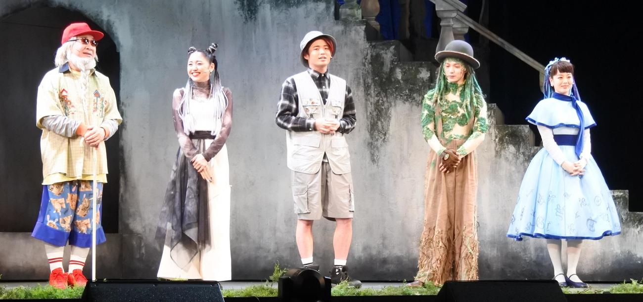 ミュージカル「ダブリンの鐘つきカビ人間」出演の意気込みを語る吉澤閑也（中央）。左から中村梅雀、加藤梨里香、1人おいて七五三掛龍也、伊原六花（撮影・中島正好）