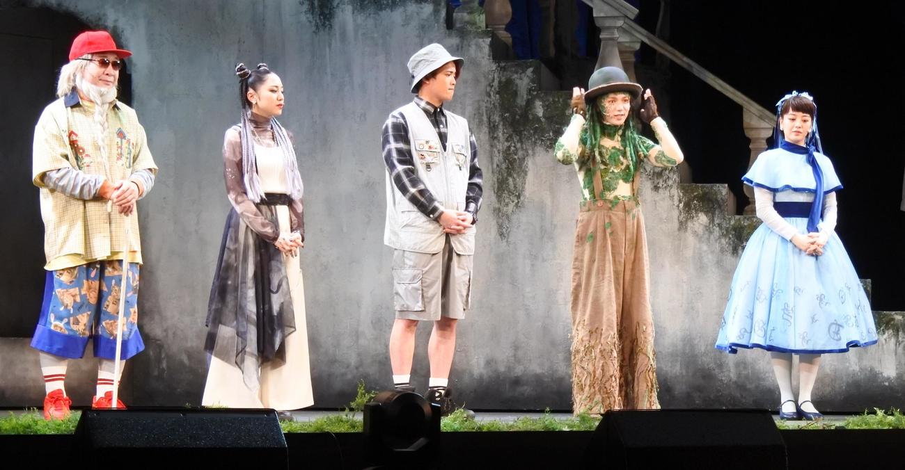 ミュージカル「ダブリンの鐘つきカビ人間」出演の意気込みを語る七五三掛龍也（右から2人目）。左から中村梅雀、加藤梨里香、吉澤閑也、1人おいて伊原六花（撮影・中島正好）