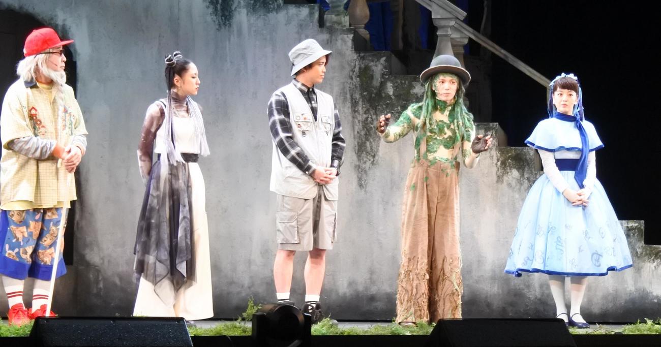 ミュージカル「ダブリンの鐘つきカビ人間」出演の意気込みを語る七五三掛龍也（右から2人目）。左から中村梅雀、加藤梨里香、吉澤閑也、1人おいて伊原六花（撮影・中島正好）