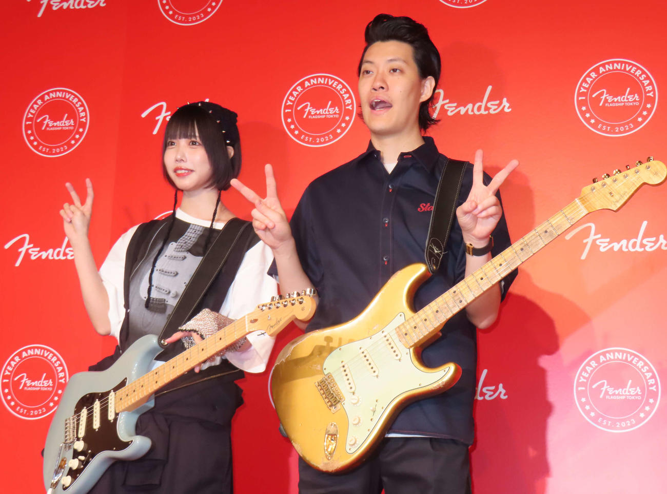 「Fender Flagship Tokyo」1日店長就任式に登壇したあの（左）と霜降り明星の粗品（2024年6月27日）