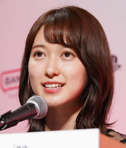 TBS佐々木舞音アナ、純白ワンピ＆メガネ姿でハートポーズにフォロワー「もはやアイドル」