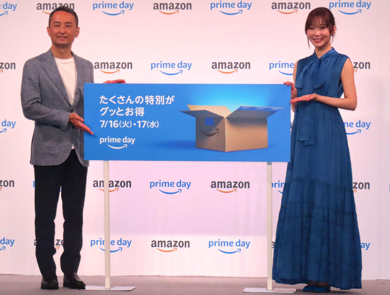Amazon「プライムデー」記者発表会に登壇した指原莉乃（右）と、Amazon鈴木浩司氏