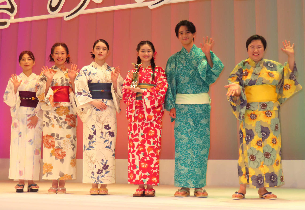 映画「きみの色」ジャパンプレミアに登壇した、左から山田尚子監督、寿美菜子、高石あかり、鈴川紗由、木戸大聖、やす子