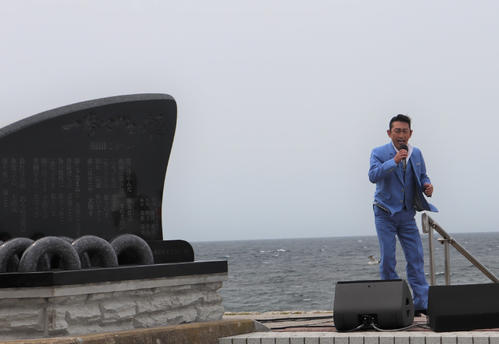 福田こうへい「一番マグロの謳」歌碑除幕式で熱唱「私の短い足でも非常に不安定」とジョークも