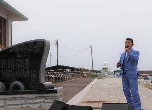 福田こうへいが「一番マグロの謳」歌碑除幕式で熱唱「私の短い足でも非常に不安定」とジョークも