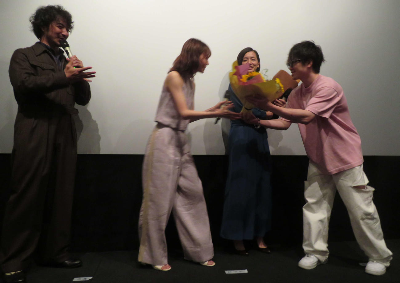 日本、フィリピン合作映画「DitO（ディト）」完成披露上映会に登壇した、左から主演・監督の結城貴史、田辺桃子、尾野真千子と、花束を贈った寺地拳四朗（撮影・村上幸将）