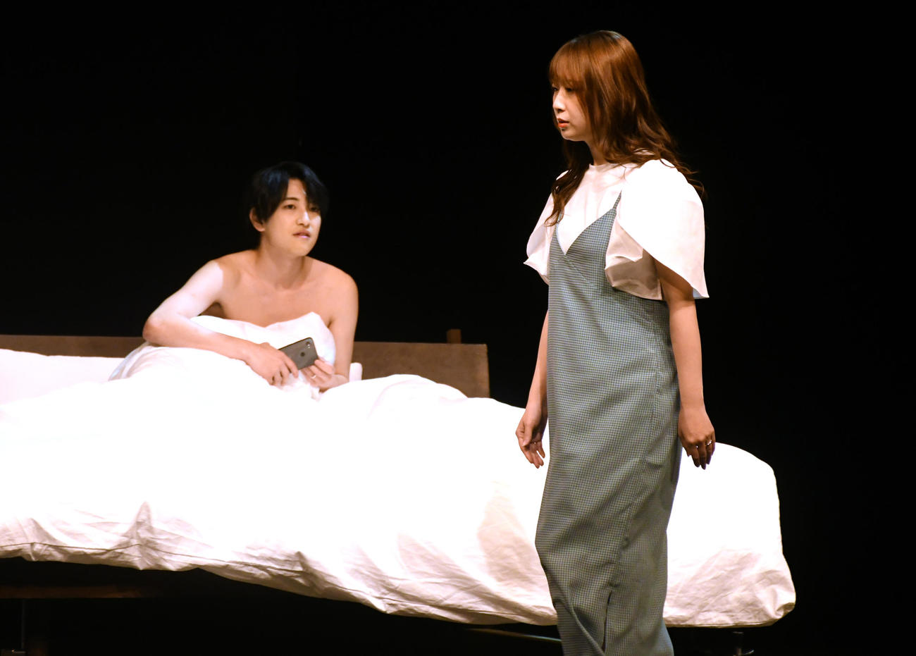 舞台「マクラコトバ」ゲネプロ　「不倫している夫×離婚を決めた妻」で演じる高柳明音（右）と松村優（撮影・大友陽平）