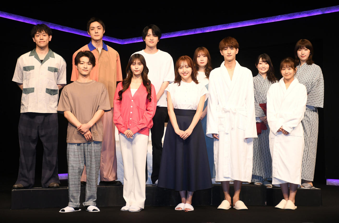 舞台「マクラコトバ」ゲネプロ取材会に出席した、前列左から平松來馬、小山璃奈、田島芽瑠、柊木智貴、太田奈緒、後列左から山形匠、松本享恭、松村優、高柳明音、夏目愛海、日比美思（撮影・大友陽平）