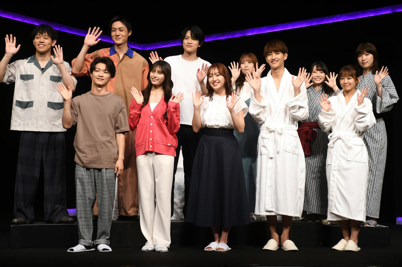 舞台「マクラコトバ」ゲネプロ取材会に出席した、前列左から平松來馬、小山璃奈、田島芽瑠、柊木智貴、太田奈緒、後列左から山形匠、松本享恭、松村優、高柳明音、夏目愛海、日比美思（撮影・大友陽平）